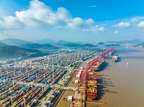 这是浙江宁波舟山港穿山港区（2021年12月24日摄，无人机照片）。